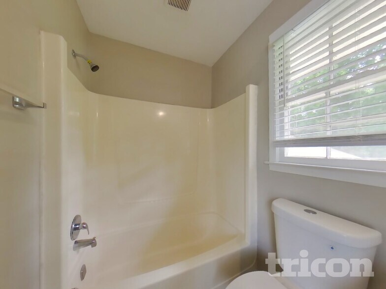 Building Photo - 2339 Country Club Dr SE