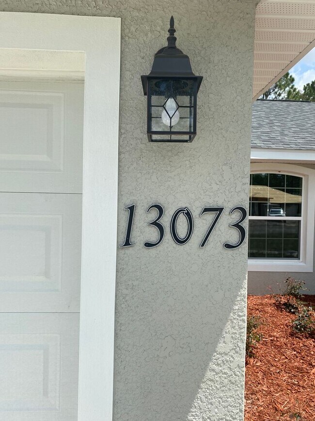 Building Photo - Desirable SW Ocala Neighborhood 3/2/2 *WON'T LAST*