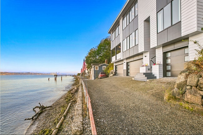 Building Photo - 11143 Rolling Bay Walk NE