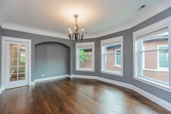 Building Photo - 334 S Oak Park Ave