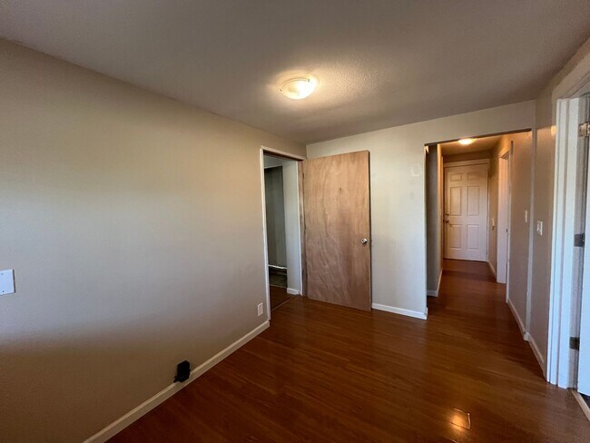 Building Photo - Updated and Bright 3 Bedroom 2 Bath Home in NE Portland (PDX/Columbia River)