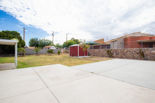 Building Photo - 1633 Stull Dr