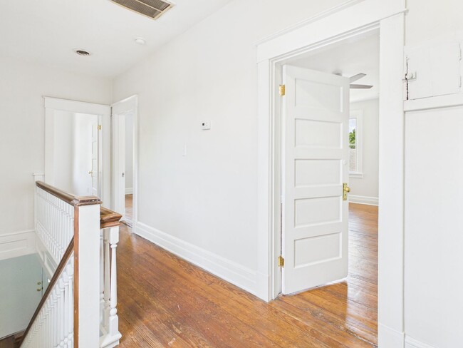 Building Photo - 203 W 33rd St
