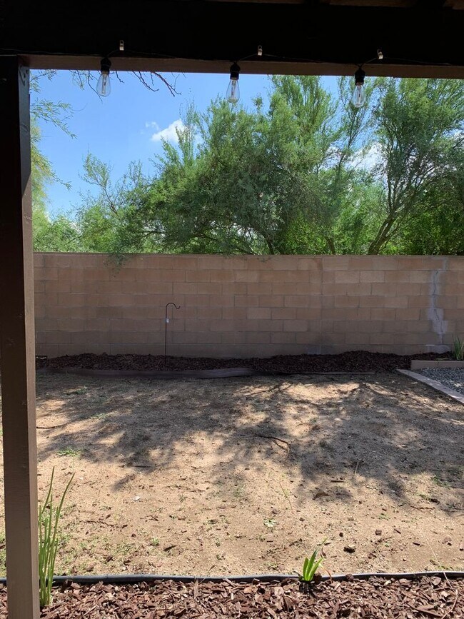 Building Photo - 3 bedroom 2 bath