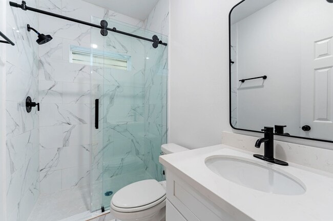 Building Photo - Stunning Duplex with Garage & Modern Finishes