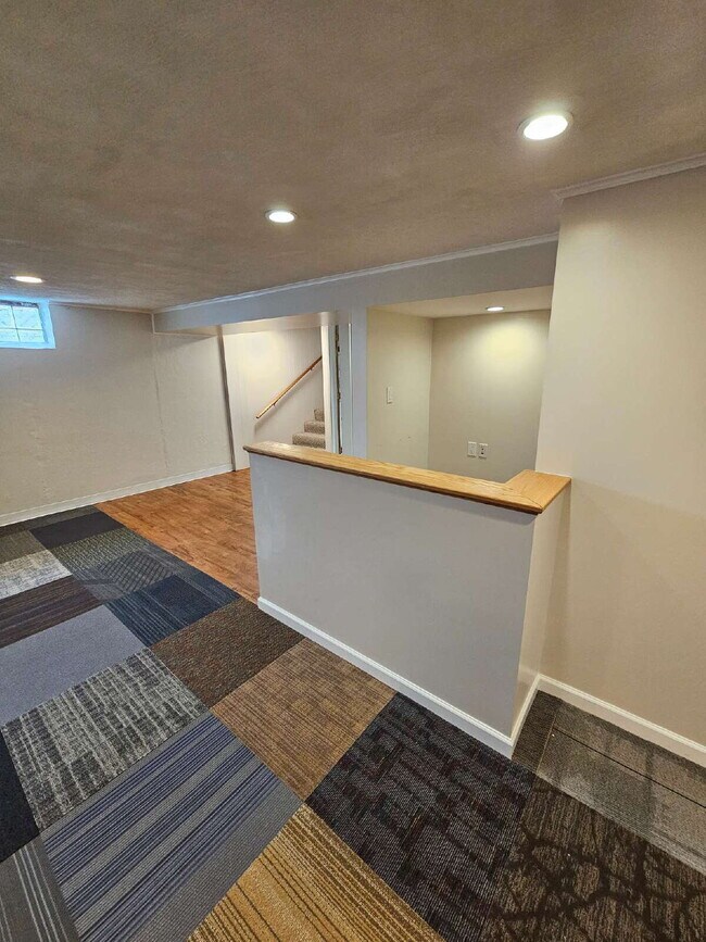 Building Photo - Beautiful 3-Bedroom Ranch in Desirable Northwest Warren, Nice Kitchen, Large Living Room, Finishe...