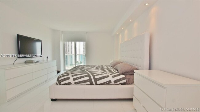 Building Photo - 100 Bayview Dr