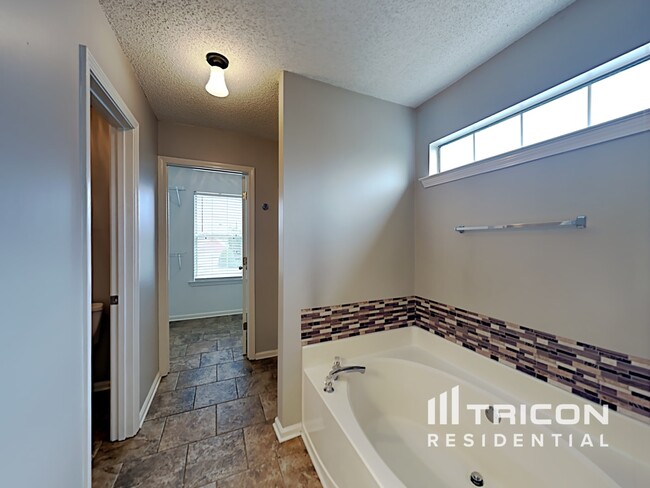 Building Photo - 404 Gresham Dr