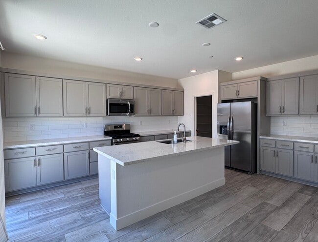 Building Photo - Stunning 4 Bedroom 3.5 Bath Home WITH SOLA...