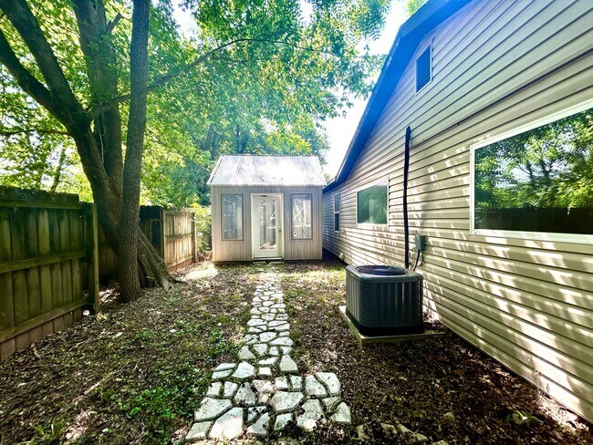 Building Photo - Updated 3 Bed / 2 Bath home with Single Car Garage in Farmington