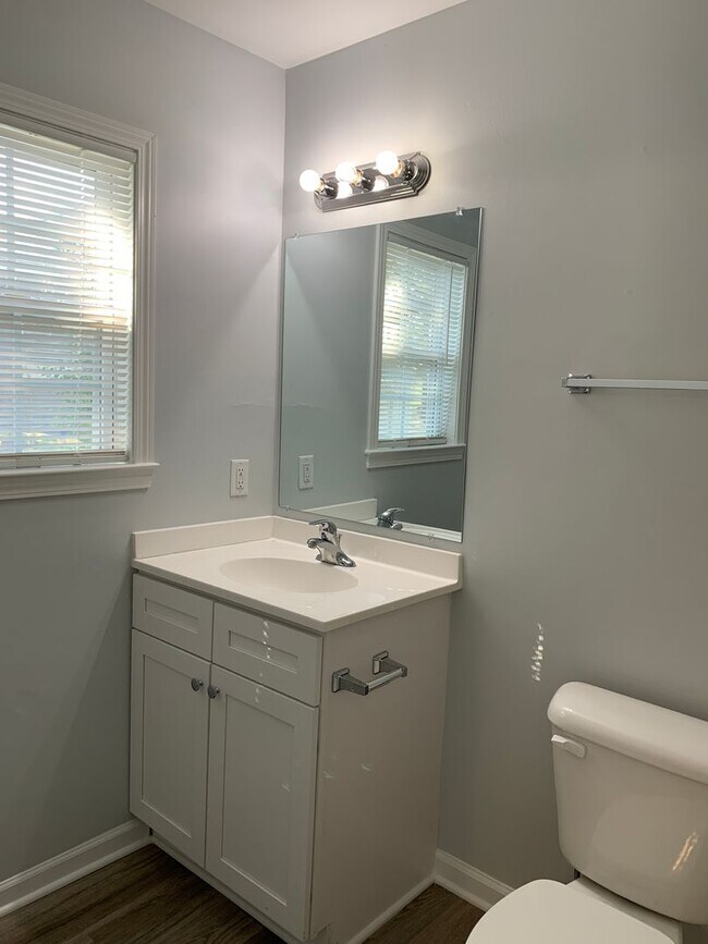 Building Photo - 3 Bedroom 2 Bath Renovated House Available Now on Park Avenue