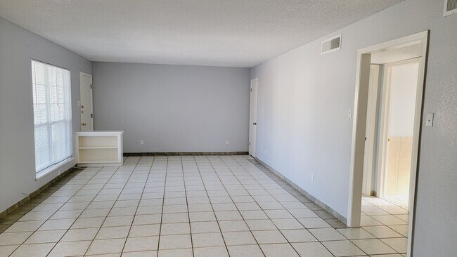 Building Photo - Adorable 2 bdrm, 2 bath apartment in West ...