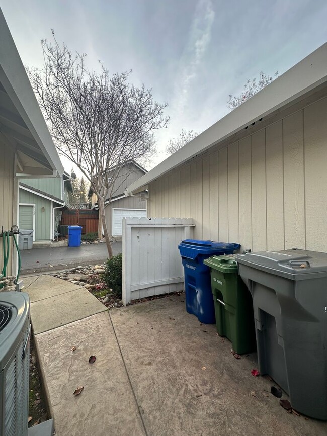 Building Photo - Folsom 3/2 in Gated Woodbridge Community