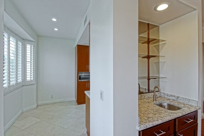 Building Photo - NICELY REMODELED, 2BR2.5BA, 1700 SQ FT CON...
