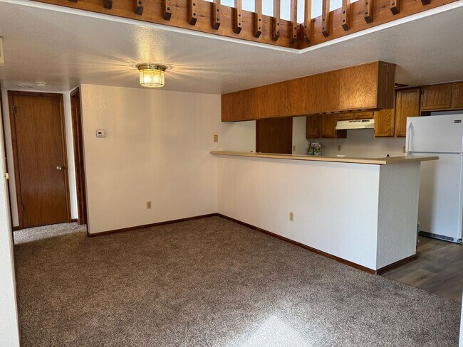 Building Photo - Open and bright top floor 2BD/2BA Condo wi...