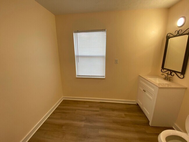 Building Photo - Charming 3Bed/2Ba Duplex Unit Conveniently...