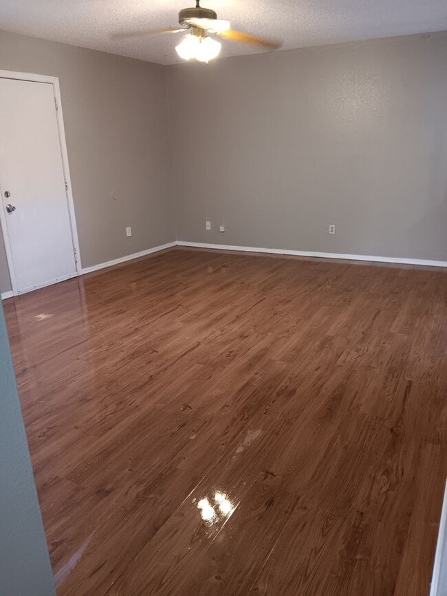 Building Photo - Spacious 5-Bedroom Home with Fresh Modern Updates in Midwest City