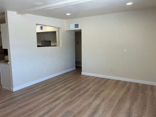 Building Photo - 4 Bedrooms PLUS Pool