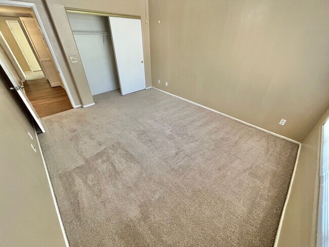 Building Photo - 1ST FLOOR CONDO UNIT 3 BEDROOM / 2.5 BATHROOMS LOCATED IN A GATED COMMUNITY!