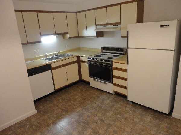 Kitchen - 321 Laporte Ct