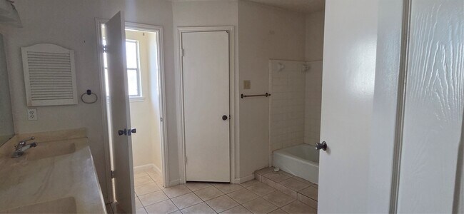 Building Photo - 1910 Quail Valley E Dr