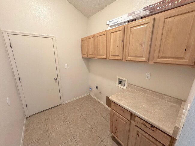 Building Photo - East El Paso 4 bed Refrig A/C!