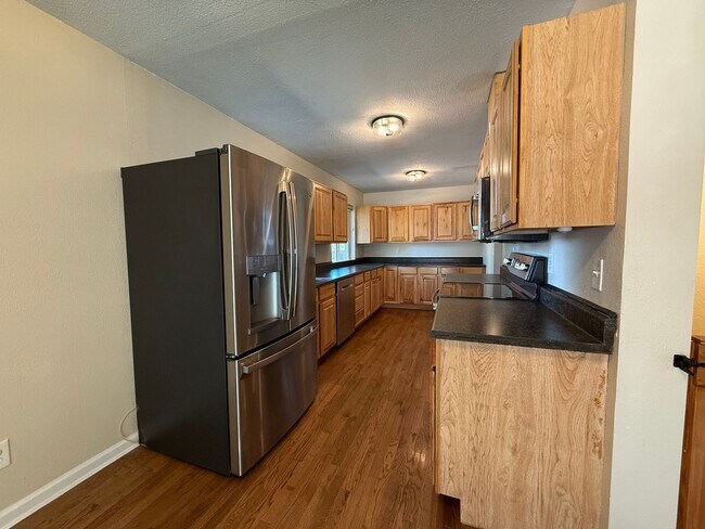 Building Photo - Five Bedroom House Close To Ft. Carson