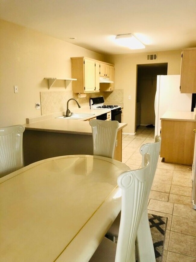 Building Photo - WONDERFUL DUAL MASTER BEDROOM TOWNHOME IN GATED "GREEN VALLEY COMMUNITY!!"
