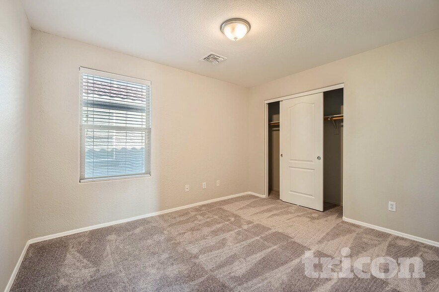 Building Photo - 1098 E Kelsi Ave