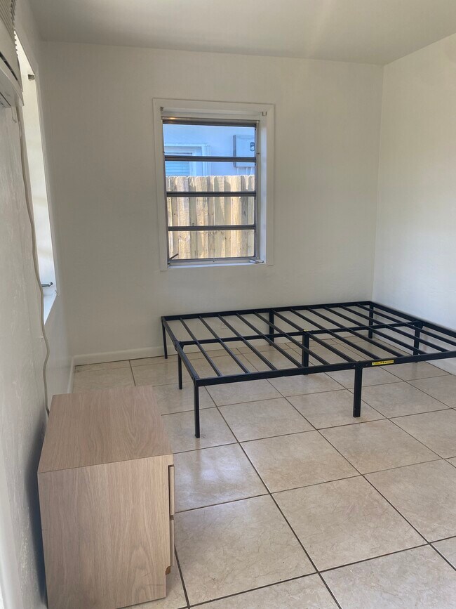 Building Photo - 926 N 16th Ave