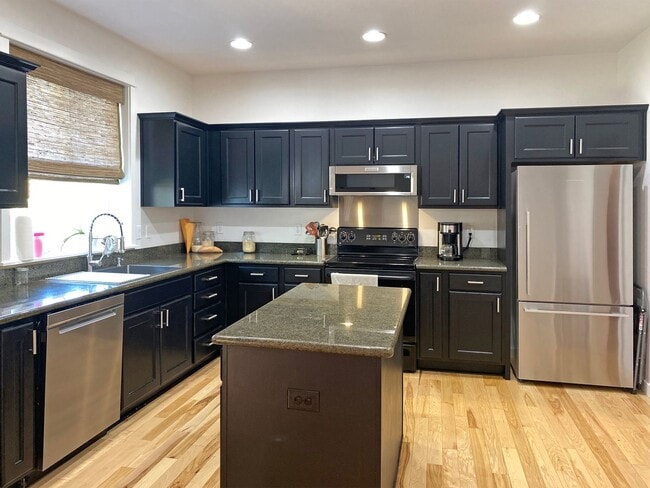 Building Photo - Beautiful Single Level Home in North Albany!