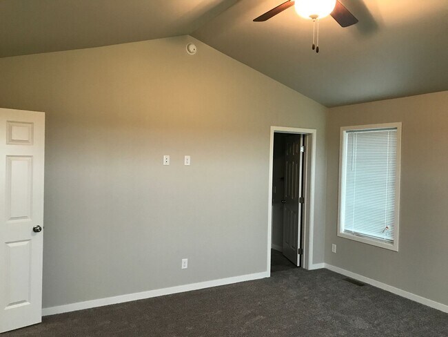 Building Photo - 4 Bed 3.5 Bath Single Family Home