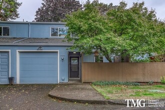 Building Photo - Wonderful 2 Bed 1.5 Bath Townhome in Seclu...