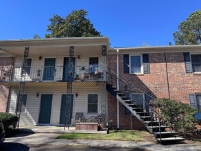 Building Photo - 2 bedroom, 1 bath apartment in small complex on Hill Street! Walking distance to Normal Town, Dow...