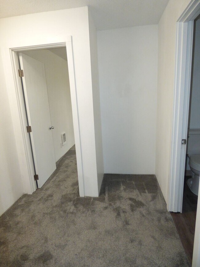 Building Photo - Rent Special: 1/2 Off June's Rent!! - 2 bed Townhome