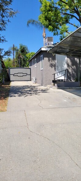 Long Driveway - 6851 Wilbur Ave