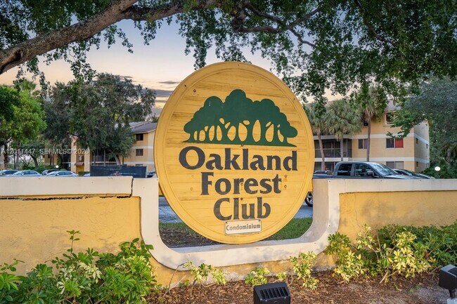 Building Photo - 3083 N Oakland Forest Dr