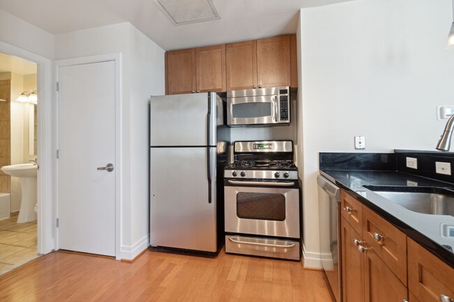 Building Photo - Available Now! // 1 Bedroom 1 Bathroom // ...