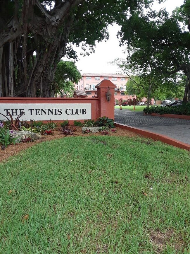 Building Photo - 660 Tennis Club Dr