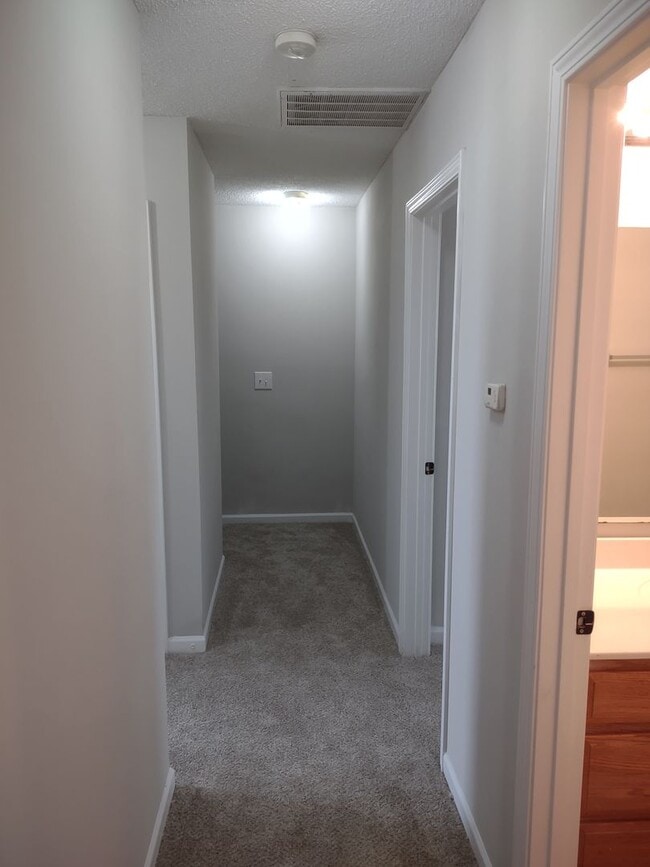 Building Photo - GREAT Four Bedroom Home Located in the Sum...