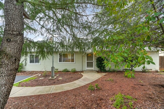 Primary Photo - Charming 3 Bedroom, 2 Bath Home Close to Town