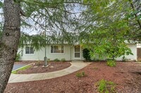 Building Photo - Charming 3 Bedroom, 2 Bath Home Close to Town