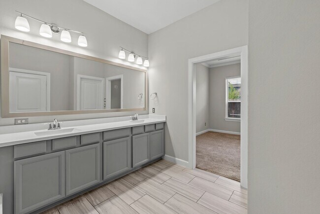 Building Photo - Come visit this beautiful home in the gate...