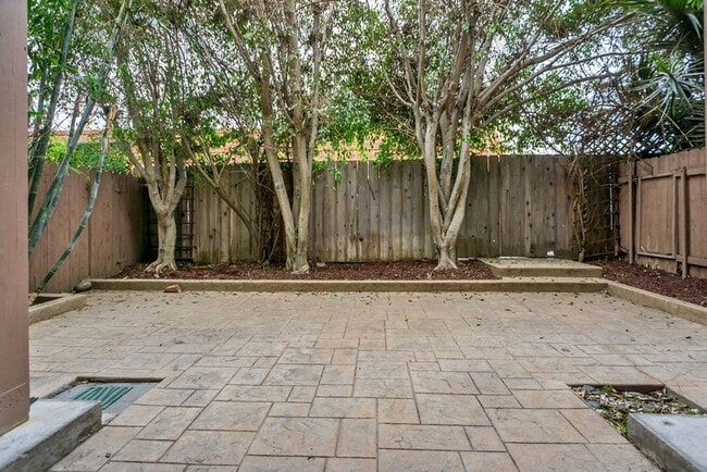 Building Photo - 2600 Torrey Pines Rd