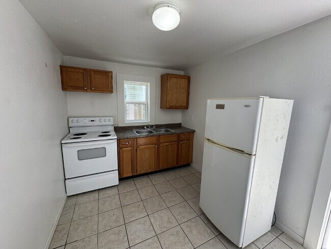 Building Photo - Spacious, quiet downstairs unit in heart o...