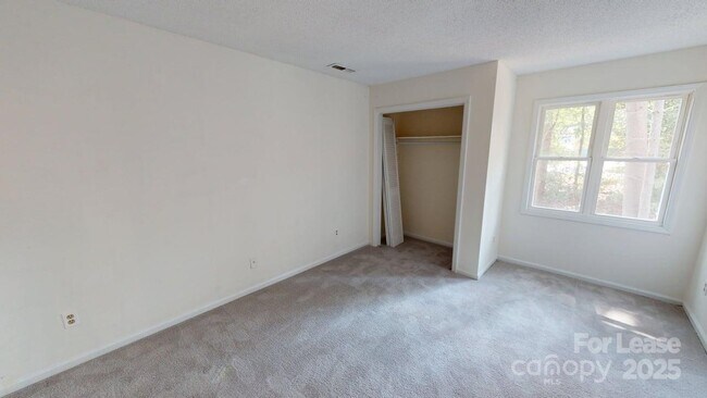 Building Photo - 4025 Woodfox Dr