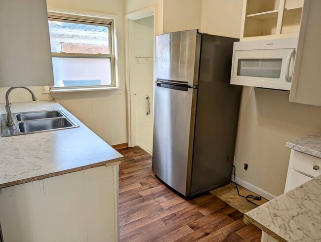 Building Photo - Adorable Belmont Home with Basement - AVAILABLE NOW!