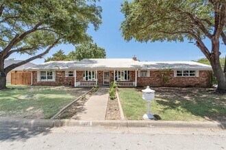 Building Photo - 1421 Meadow Ln
