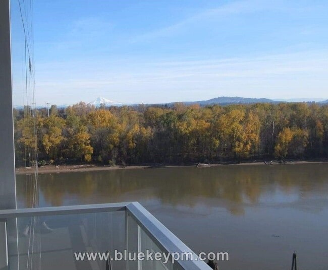 Building Photo - 2 Bed, 2 Bath Condo with Den at Atwater Place in Portland