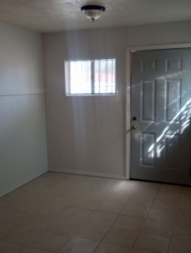 Building Photo - 1BR, 1BA -  w/yard and gate access SHOWING...